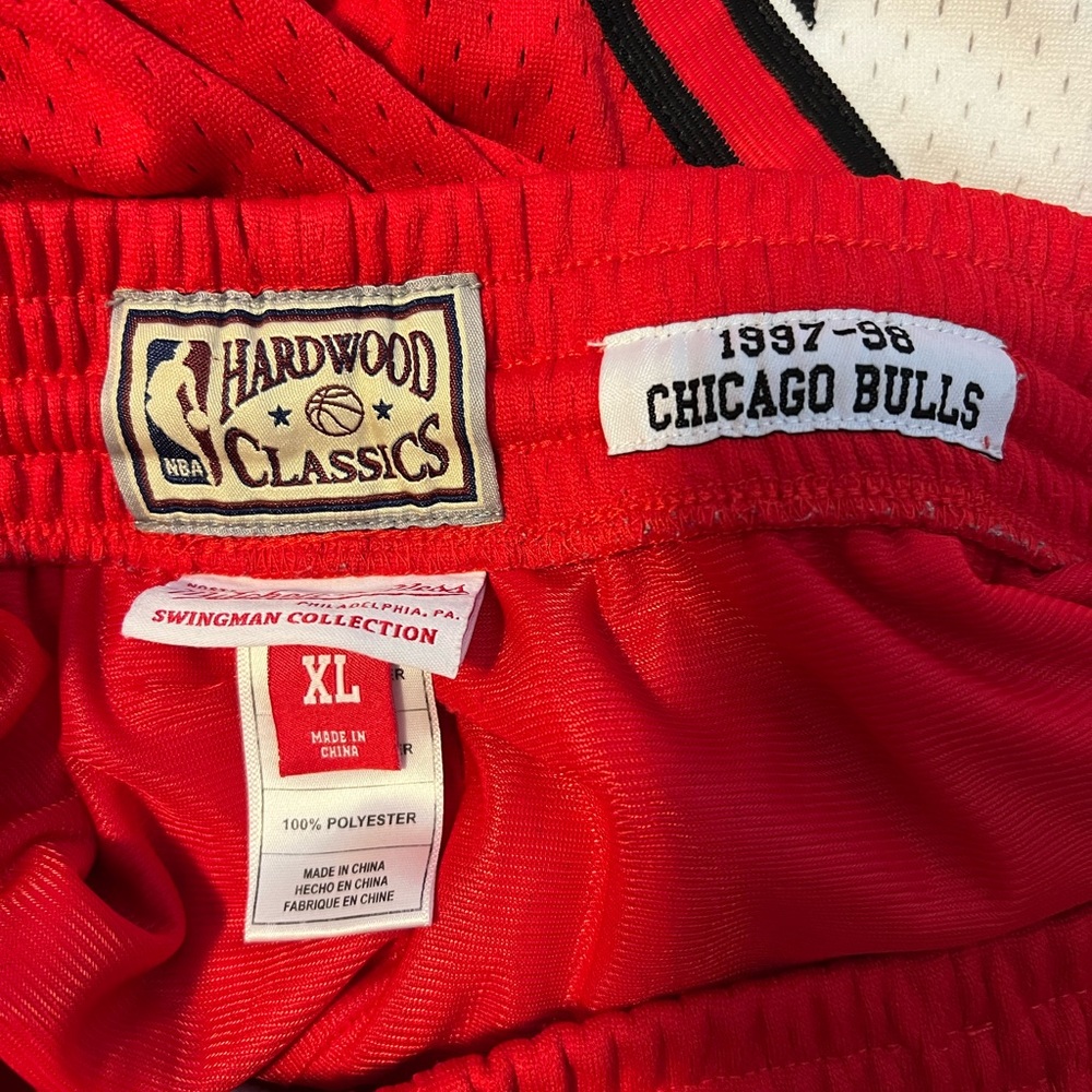 Mitchell & Ness Chicago Bulls 1997-1998 3-Peat Away Shorts - Picture 3 of 3